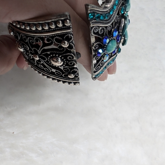 Beautiful Bangle Bracelet Cuff with floral design in rhinestones - Picture 5 of 5